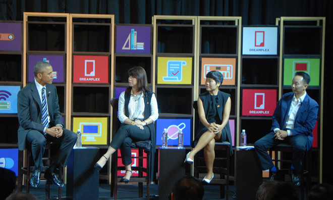 Tổng thống Barack Obama với 3 doanh nhân Uyên Vy, Đỗ Hằng và Phạm Khoa. Ảnh: XB.