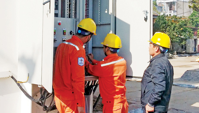 Kiểm tra thiết bị trạm biến áp.