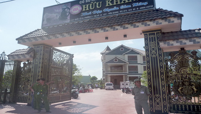 Thi thể hai nạn nhân được đưa khỏi biệt thự, đến bệnh viện để khám nghiệm. Ảnh: Châu Thành.