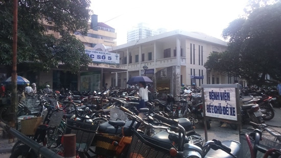 Vì sao bệnh viện Bạch Mai náo loạn vì chỗ gửi xe