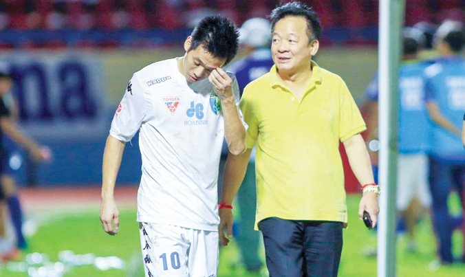 Bầu Hiển xuống sân chúc mừng Văn Quyết sau chiến thắng quan trọng trước Than Quảng Ninh ở vòng 25. Ảnh: VSI.