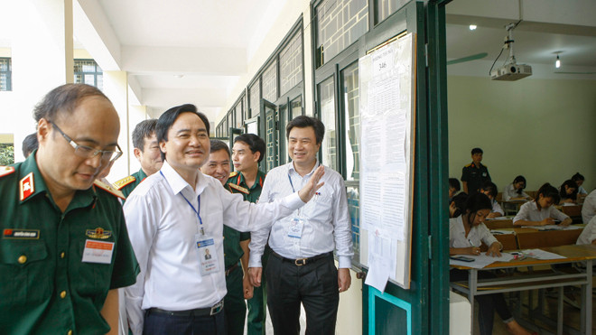 Bộ trưởng GD&ĐT Phùng Xuân Nhạ kiểm tra tại cụm thi Học Viện Kỹ thuật Quân sự sáng ngày 1/7. Ảnh: Như Ý.