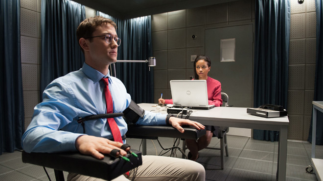 Gordon-Levitt, diễn viên có ngoại hình giống Snowden và diễn xuất được đánh giá cao trong phim Snowden.