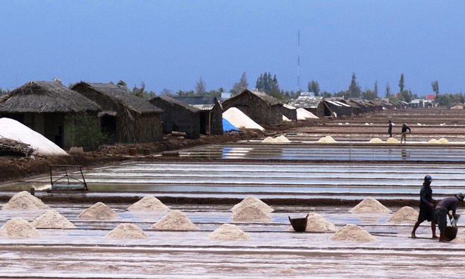 Muối mới chen muối cũ.