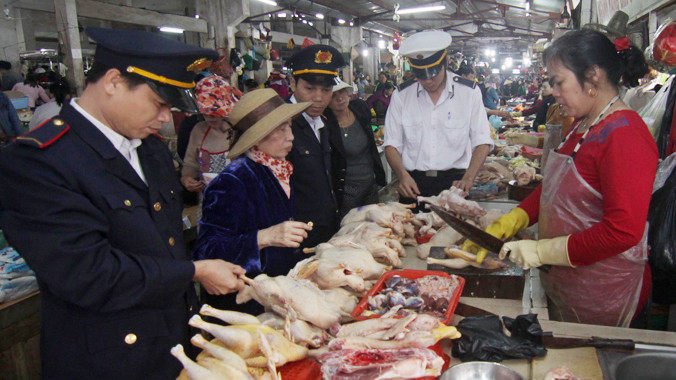 Cơ quan chức năng tăng cường kiểm tra, kiểm soát các cơ sở giết mổ và kinh doanh gia súc, gia cầm. Ảnh: Vũ Sinh.
