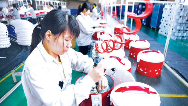 Dây chuyền lắp ráp nồi cơm điện của một doanh nghiệp Việt Nam. Ảnh: Như Ý.