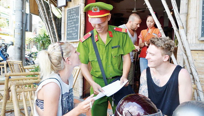 Công an TPHCM phát tờ rơi cảnh báo du khách cẩn trọng giữ gìn tài sản.