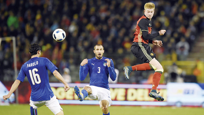 Trận đấu Italy-Bỉ được xem là trận chiến quyết định ngôi đầu bảng tử thần. Ảnh: Goal.com.