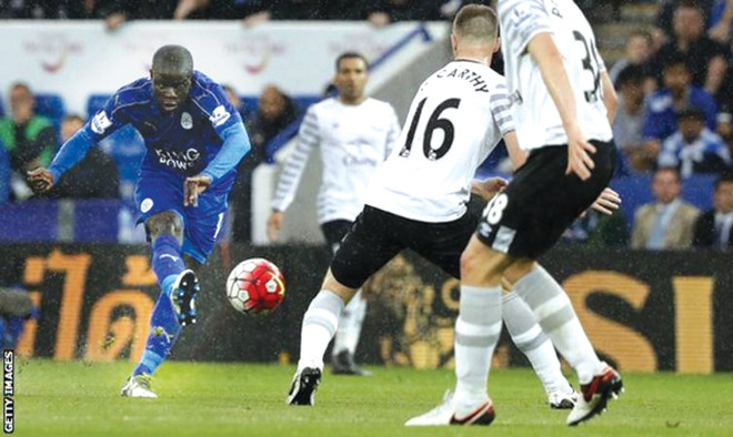 Kante (trái) được xem là sự bổ sung rất cần thiết cho tuyến giữa của Chelsea. Ảnh: GETTY IMAGES.