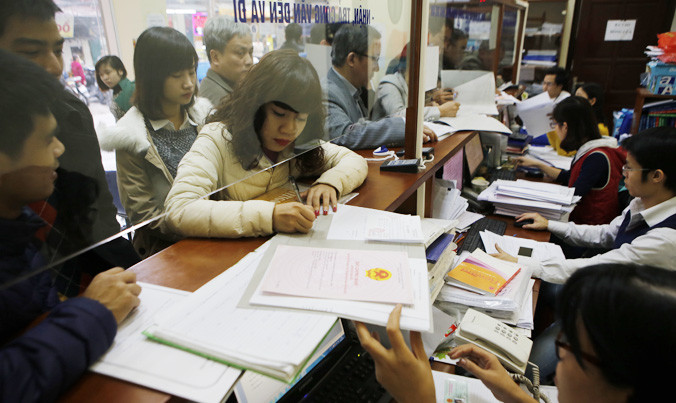 Người dân làm thủ tục đăng ký cấp giấy chứng nhận quyền sử dụng đất, sở hữu nhà ở bộ phận “một cửa”.