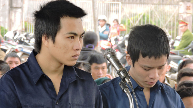 Hai bị cáo Mân (trái) và Hùng.