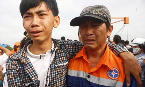 Cha con nghẹn ngào gặp lại nhau sau chuyến biển kinh hoàng.