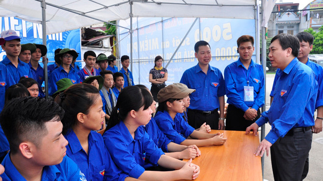 Anh Nguyễn Mạnh Dũng gặp gỡ, động viên thanh niên, sinh viên tình nguyện, một lực lượng được tuyên dương tại Đại hội thanh niên tiên tiến làm theo lời Bác. Ảnh: Đông Hà.