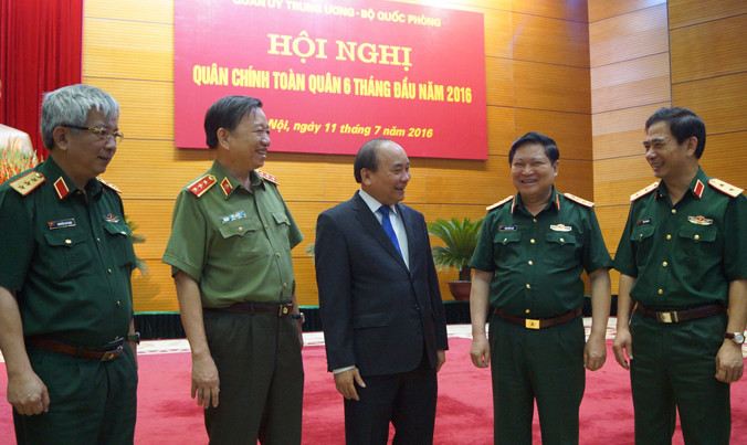 Thủ tướng Nguyễn Xuân Phúc trao đổi với lãnh đạo Bộ Quốc phòng và Bộ Công an tại hội nghị, sáng 11/7. Ảnh: Nguyễn Minh.
