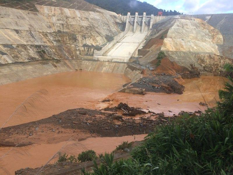 Vỡ đường dẫn thủy điện Sông Bung 2: Bất thường việc đóng cửa van hầm dẫn dòng