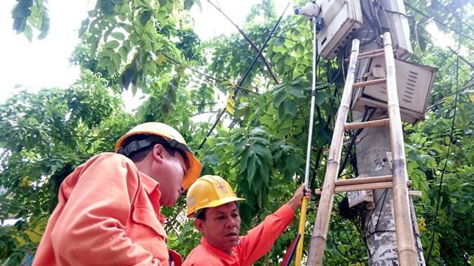 Việc người dân phải bỏ tiền ra để góp lập Quỹ Bình ổn giá điện sẽ làm tăng gánh nặng đóng thuế phí. Ảnh: Như Ý.