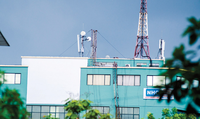 Cột thu phát sóng bị gãy, đổ tại tòa nhà Thăng Long Ford 105 Láng Hạ. Ảnh: Thanh Hà.