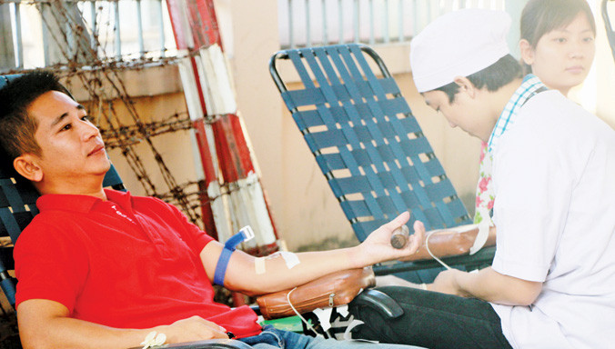 Anh Lê Quang Hiền tươi tỉnh sau khi cho đi giọt máu của mình. Ảnh: Ngô Tùng.