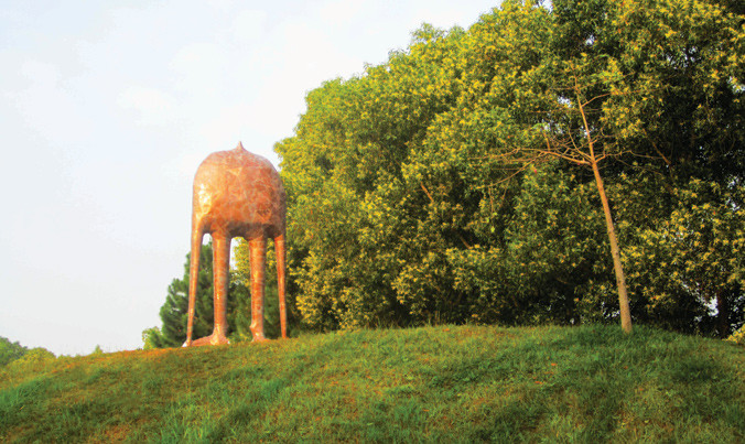 NĐK Thái Nhật Minh hài lòng vì tác phẩm “Một mình” hài hòa với không gian. Ảnh: H.H.