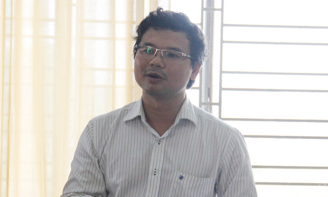 Ông Nguyễn Văn Anh, Phó Giám đốc Trung tâm phát triển quỹ đất TP Đà Nẵng trực tiếp xin lỗi người dân vì việc chậm trễ bố trí đất tái định cư. Ảnh: Thanh Trần.