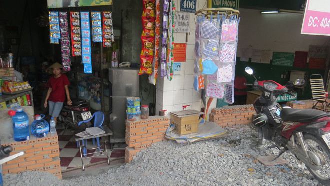 Hàng loạt ngôi nhà biến thành hầm khi đường nâng, cuộc sống bị đảo lộn.