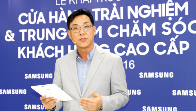 Tổng giám đốc Kim Cheolgi phát biểu tại Lễ khai trương Cửa hàng trải nghiệm và Trung tâm chăm sóc khách hàng cao cấp.