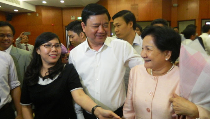 Bí thư Thành ủy TPHCM Đinh La Thăng trao đổi với các doanh nghiệp tại hội nghị. Ảnh: PV.