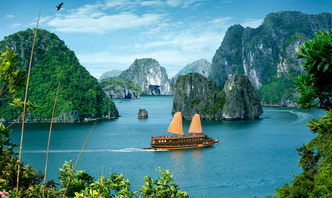 Vịnh Hạ Long. Ảnh: Hồng Vĩnh.