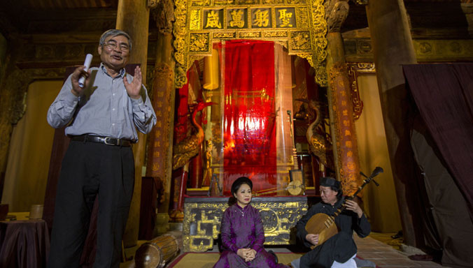 Tiết mục “Thơ tặng người xa xứ” với nghệ sĩ Thanh Bình và Xuân Hoạch hát ca trù còn Nguyễn Duy đọc thơ. Ảnh: Việt Dũng.