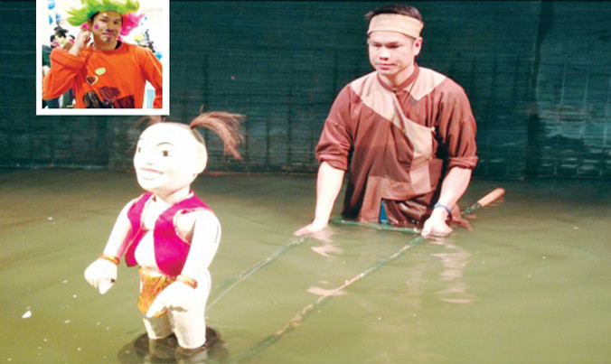 NSƯT Quý Quốc vẫn chung thủy với Nhà hát Múa rối Trung Ương gần 20 năm nay (ảnh lớn) và cũng anh khi “chạy sô” cho các tiệc sinh nhật (ảnh nhỏ).