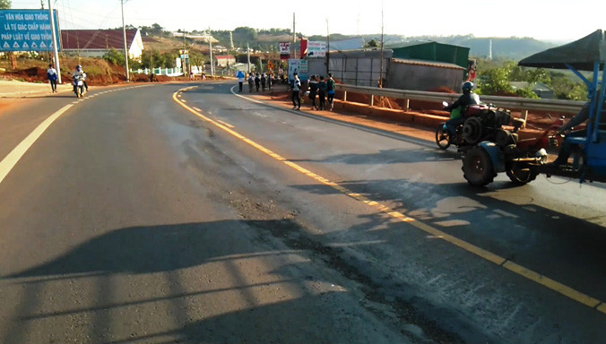 Vết nứt kéo lộ rõ trên bề mặt.