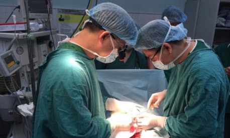 Bé trai 3 tuổi bị chú ruột cắt đứt dương vật