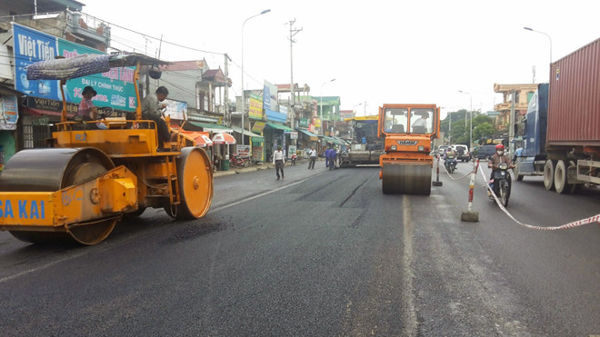 Công nghệ thi công với máy móc cỡ lớn và sức ép tiến độ dự án được coi là nguyên nhân gây lún nứt nhà dân (ảnh chụp QL 1A đoạn qua Thanh Hoá trong quá trình thi công). Ảnh: Sỹ Lực. 
