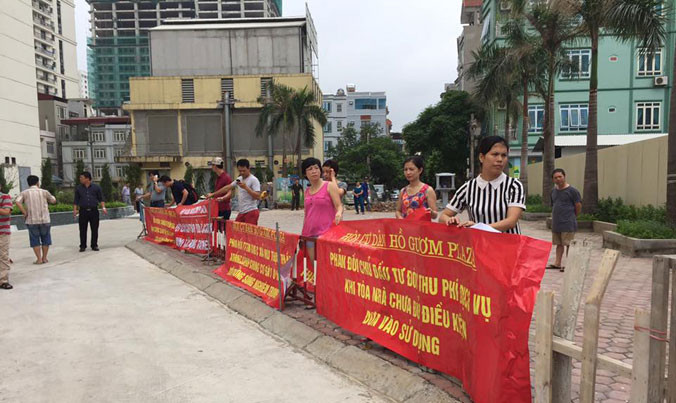 Cư dân chung cư Hồ Gươm Plaza phản đối tăng phí dịch vụ.