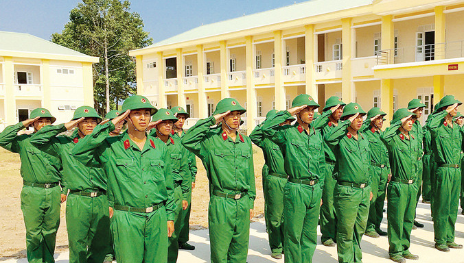 Chiến sỹ mới Lữ đoàn đặc công 429 tập động tác chào.