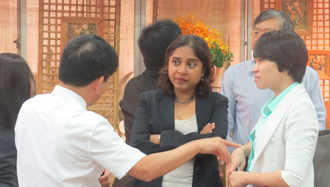 Kiều bào thảo luận trao đổi tại buổi gặp mặt.