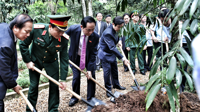 Chủ tịch nước Trần Đại Quang trồng cây lưu niệm tại Khu di tích K9. Ảnh: Anh Dũng.