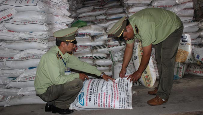 Lực lượng chức năng kiểm tra một cơ sở kinh doanh phân bón.