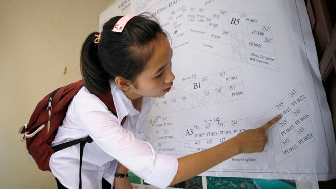 Thí sinh dự thi THPT Quốc gia 2016 đang tìm phòng thi trên sơ đồ tại Hội đồng thi ĐH Thủy lợi - Hà Nội. Ảnh: Như Ý.