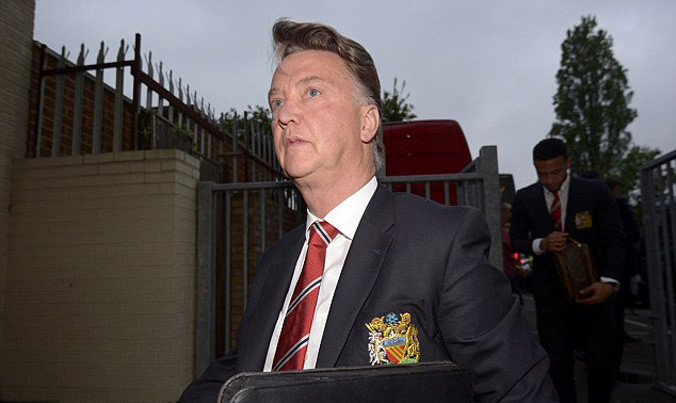 HLV Van Gaal gặp khó với trận thua tai hại trước West Ham. Ảnh: GETTY IMAGES.