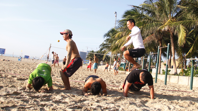 Anh Đỗ Quang Anh (áo trắng) thực hành bài tập chui dưới bụng, nhảy qua lưng cùng mọi người. Ảnh: Thanh Trần.