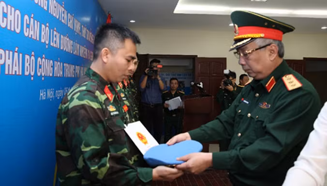 Thượng tướng Nguyễn Chí Vịnh trao quyết định và mũ nồi xanh - biểu tượng của lực lượng gìn giữ hòa bình Liên Hợp Quốc cho 5 sỹ quan.