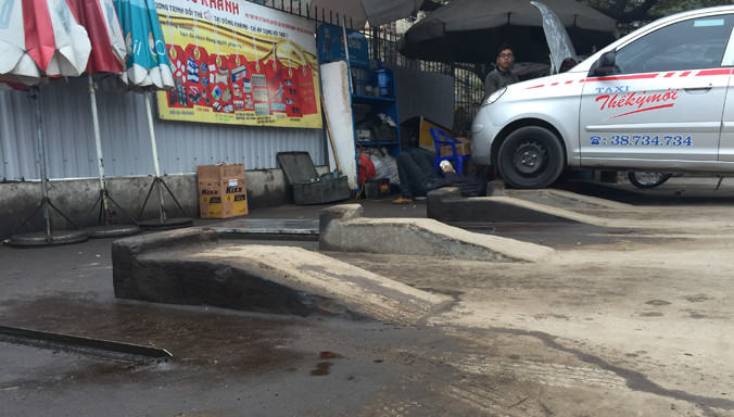 Những bục xi măng phục vụ kinh doanh trái phép trước khi bị phá dỡ.