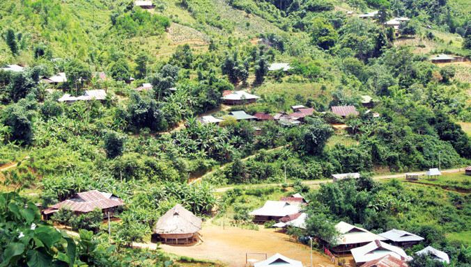 Những bản làng Cơ Tu ẩn mình trong nắng xuân. Ảnh: Nam Cường.