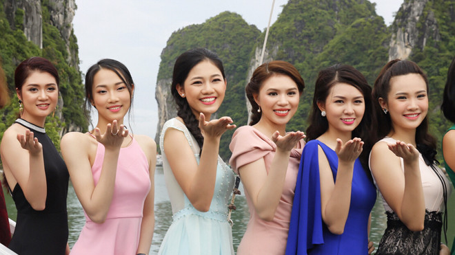 Các người đẹp trên tàu 5 sao Paradise. Ảnh: Hồng Vĩnh.