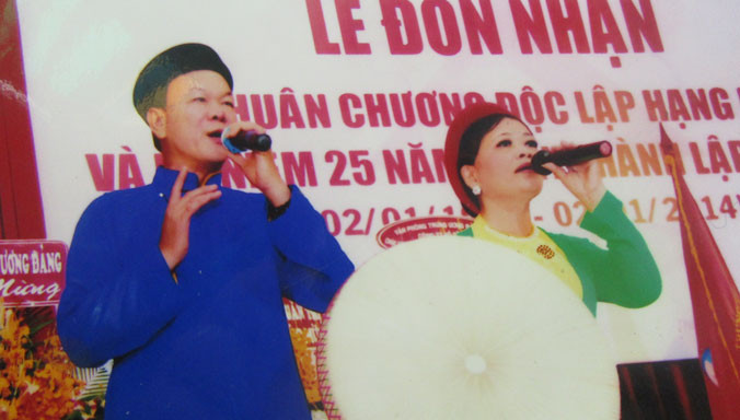 Nhạc sỹ Quý Thăng trong một tiết mục Quan họ.