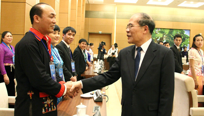 Chủ tịch Quốc hội Nguyễn Sinh Hùng chúc mừng các đại biểu tham dự Đại hội Hội Thầy thuốc trẻ toàn quốc lần thứ 3 và các gương thầy thuốc trẻ bám bản. Ảnh: Xuân Tùng.