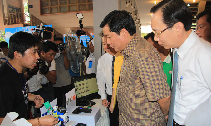 Bạn trẻ giới thiệu dự án khởi nghiệp với Bí thư Thành ủy TPHCM Đinh La Thăng tại buổi phát động xây dựng TPHCM trở thành thành phố khởi nghiệp cho giới trẻ.