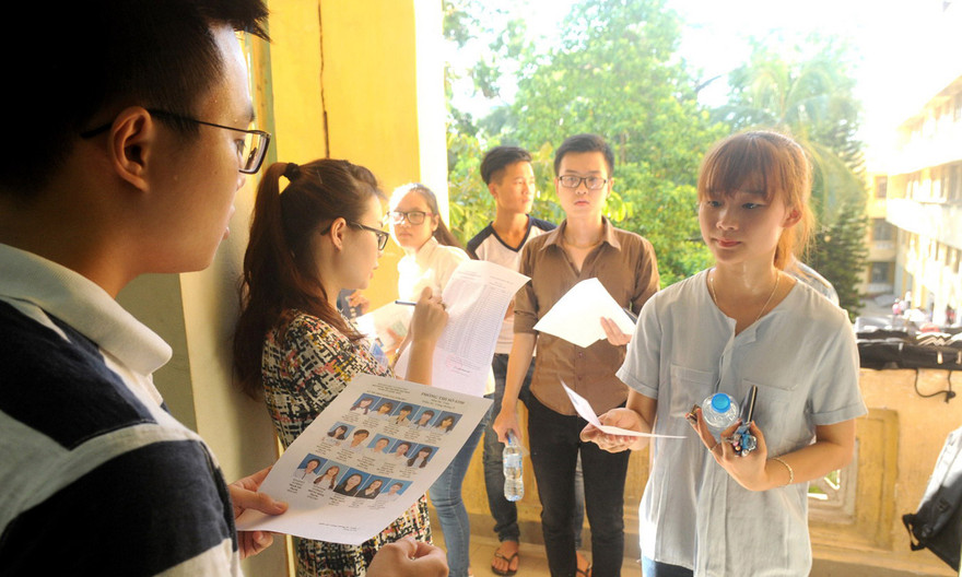 Gọi tên thí sinh vào phòng thi tại trường ĐH Bách Khoa Hà Nội, năm 2015. Ảnh: Như Ý.