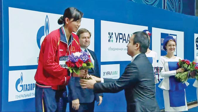 Ánh Viên trên bục nhận HCĐ nội dung 200m hỗn hợp nữ tại World Cup Series, Moscow, Nga. Ảnh: CTV.